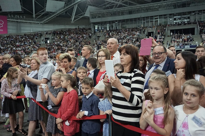 Kongres Świadków Jehowy 2017 „Nie poddawaj się!”. Chrzest w Atlas Arenie [ZDJĘCIA, FILM]