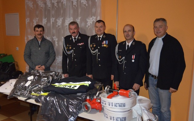 Uroczyste przekazanie nowego sprzętu strażackiego dla druhów z Marianowa odbyło się podczas zebrania tejże jednostki.