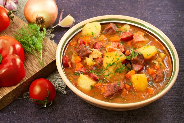 Domowa zupa gulaszowa może być doprawiona pokrojonymi ziemniakami lub plastrami kiełbasą.