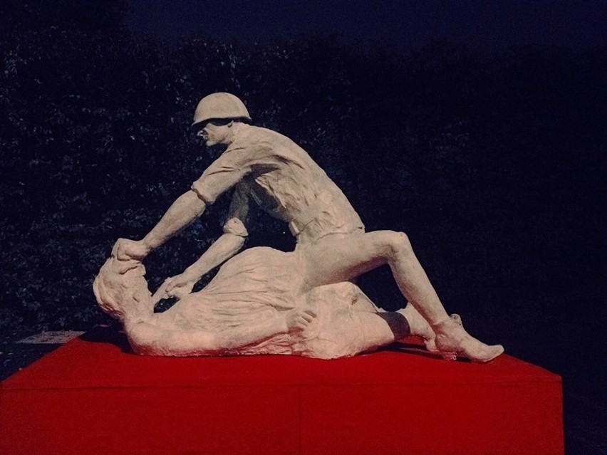 Kontrowersyjna rzeźba gwałcącego żołnierza zniknęła po kilku godzinach [WIDEO, ZDJĘCIA]