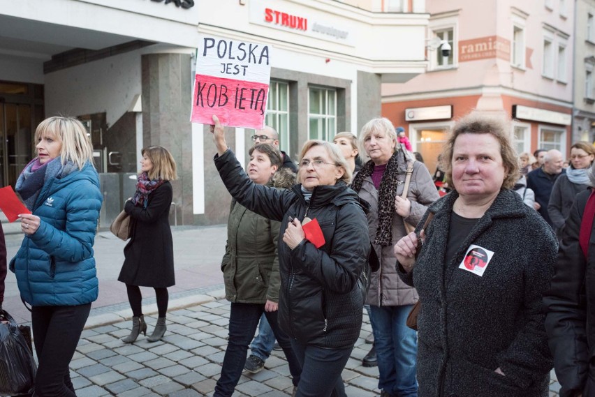 Protest w Opolu. Według policji manifestujących było około...