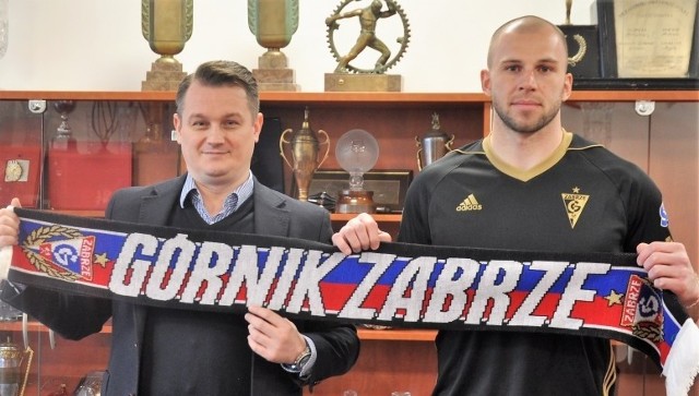 Martin Chudy, nowy bramkarz Górnika Zabrze, i prezes Bartosz Sarnowski