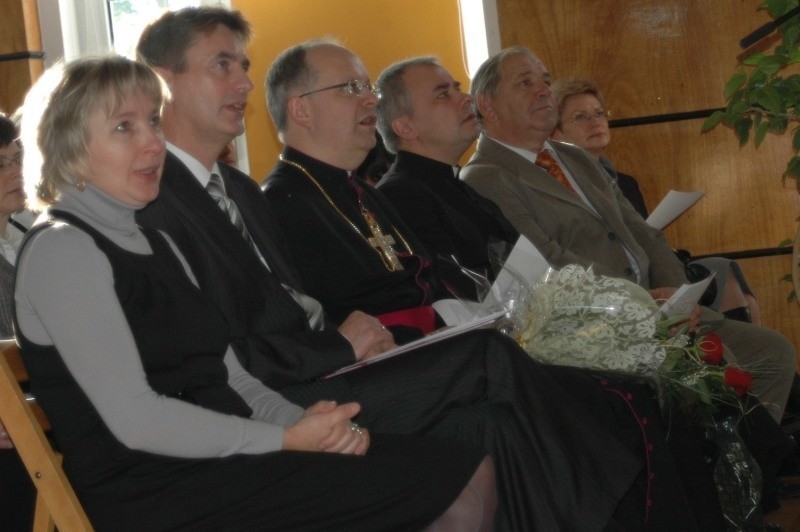 Ks. biskup Andrzej Czaja w ogólniaku w Oleśnie.
