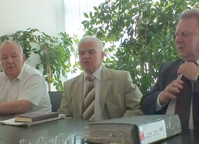 Podczas konferencji, od prawej: Sylwester Kwiecień - wiceprezydent Starachowic, Andrzej Matynia - starosta starachowicki, Cezary Berak - członek Zarządu Powiatu,