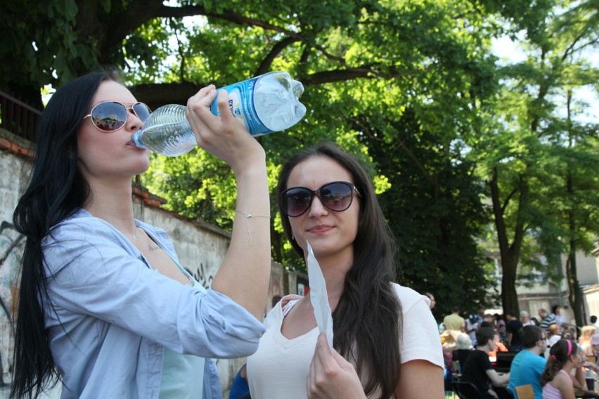 Przed nami upalny weekend. Podpowiadamy, jak przeżyć w domu, nad wodą i na ulicy