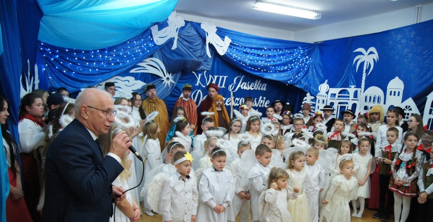 Wyjątkowe Jasełka w Szkole Podstawowej w Dobrzeszowie, w gminie Łopuszno. Dzieciaki zaprezentowały się wspaniale. Zobaczcie zdjęcia