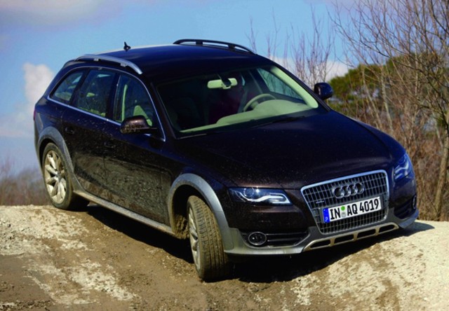 Pod przednią i tylną częścią nadwozia audi A4 allroad posiada specjalną stalową osłonę chroniącą podwozie przed uszkodzeniami.