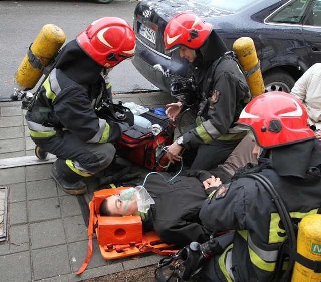 Strażacy podczas ćwiczeń, pokazali, jak należy reanimować poszkodowane w pożarze osoby.