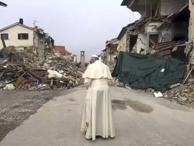 Papież Franciszek przechodzi między gruzami zawalonych domów w wyniku trzęsienia ziemi, które miało miejsce 24 sierpnia 2016r.