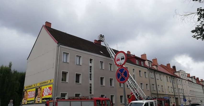 Straż pożarna przy ul. Paderewskiego w Słupsku. Paliła się sadza w kominie