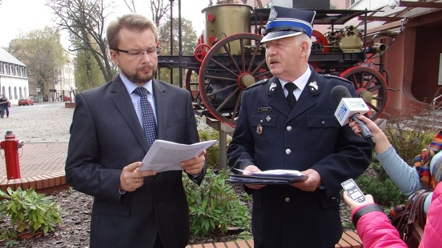 Sławomir Emanuel, prezes Zarządu Miejskiego ZOSP RP w Łodzi, poinformował o zastrzeżeniach strażaków w towarzystwie radnego Piotra Adamczyka (PiS)