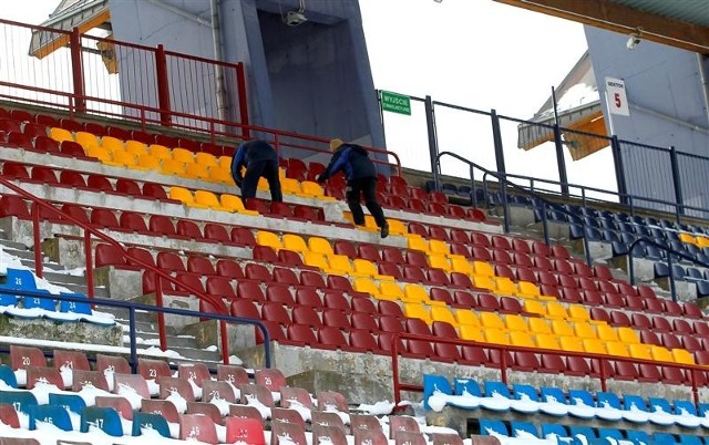 Dobiega końca wymiana krzesełek na stadionie Pogoni.