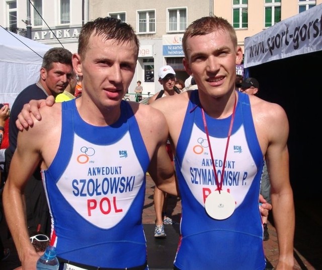 Filip Szołowski (z lewej) i Przemysław Szymanowski z Akweduktu wystartują w najbliższą sobotę w zawodach Ironman.