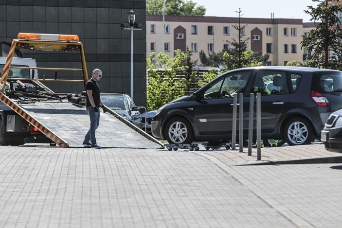 Kierowca renault w niedzielę, 13 maja, zaparkował auto w...