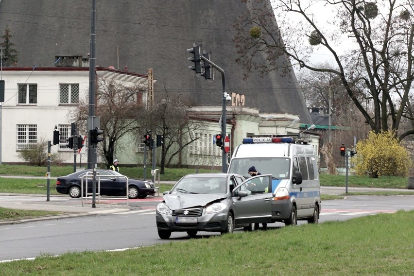 Po wypadku kierowca suzuki zatrzymał się na ul....