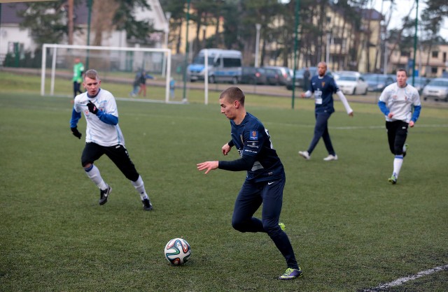 Karol Danielak w trakcie sparingu z Błękitnymi Stargard.