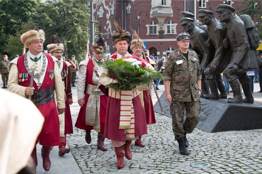 05.08.2014 krakow kadrowka przemarsz miasto pomnik...