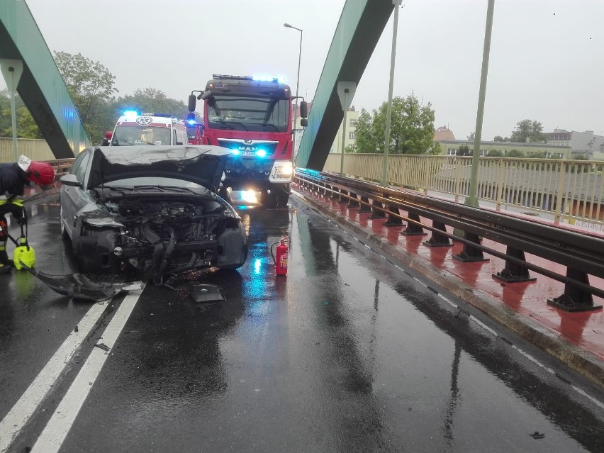 Bmw uderzyło w bariery na wiadukcie w Namysłowie.