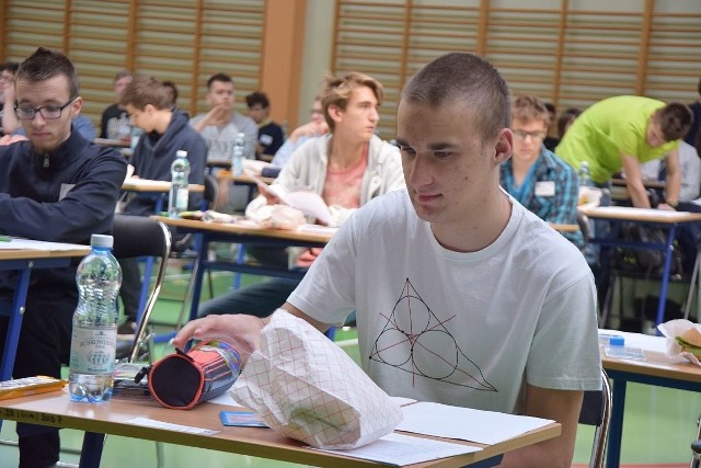 W gronie finalistów znalazł się między innymi Maciej Dziuba z II LO w Końskich (w białej koszulce), który w minionym roku zdobył tytuł najlepszego matematyka wśród gimnazjalistów oraz złoty medal na X Środkowoeuropejskiej Olimpiadzie Matematycznej w Vöcklabruck w Austrii.