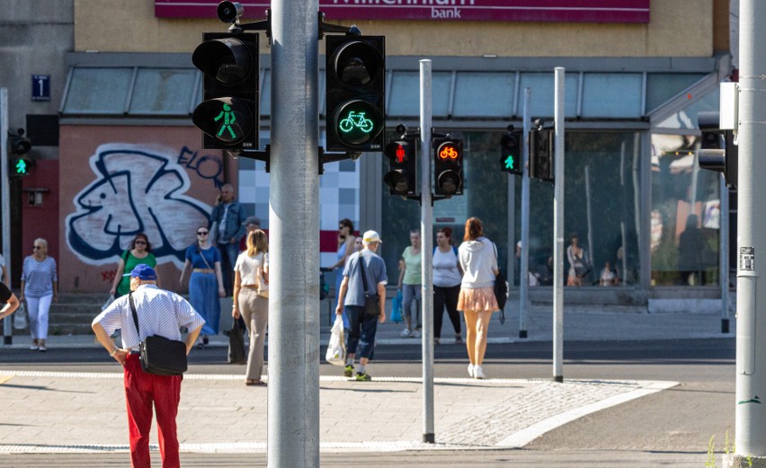 Plac Rodła w Szczecinie niebezpieczny? Koordynacja świateł do poprawy. Piesi przechodzą przez torowisko na czerwonym... 