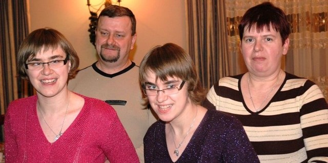 Ula i Renia Depczyńskie, które przyszły na bal z rodzicami.