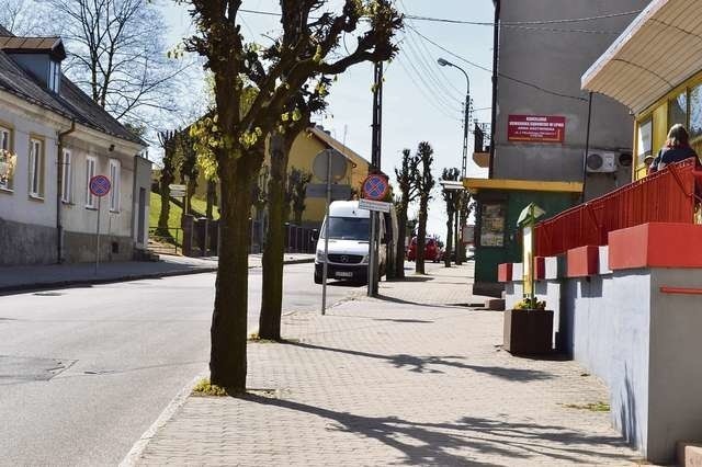 Zaparkowanie auta przy ulicy Piłsudskiego, pomiędzy skrzyżowaniami z Kościuszki i Staszica, grozi mandatem 