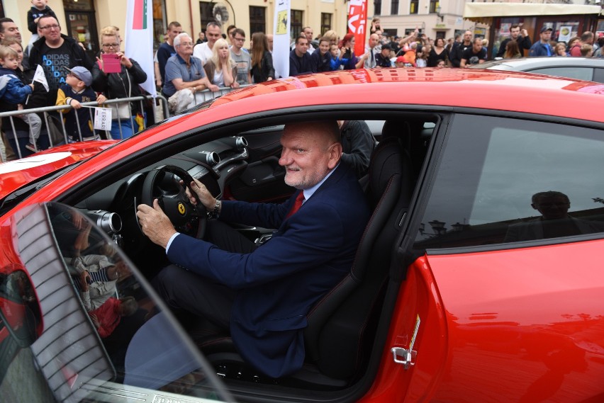 Rok temu po Toruniu jeździły trzy samochody marki Ferrari,...