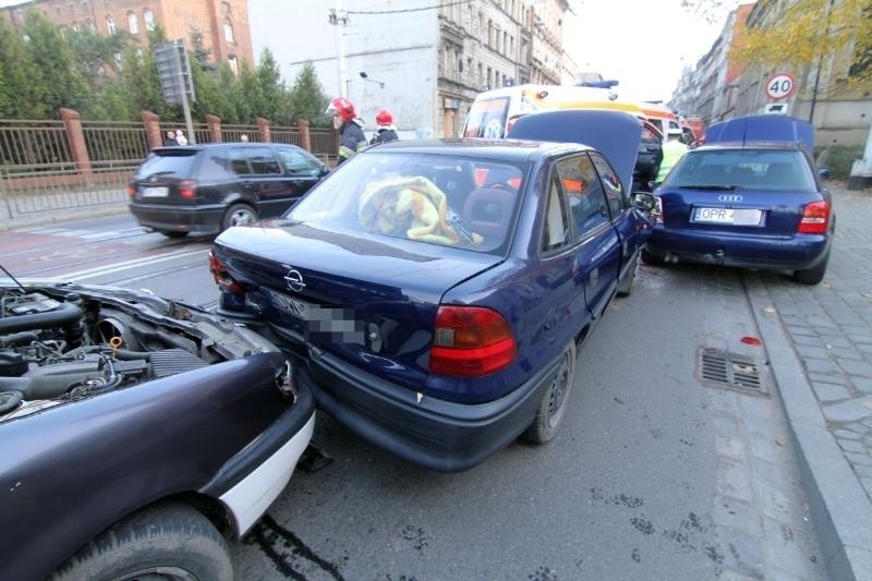 Wrocław: Wypadek na Traugutta. Zderzyły się cztery auta. Jeden pas zablokowany (ZDJĘCIA)