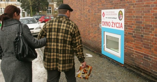 W październiku ub. r. na ścianie kościoła przy ul. Królowej Korony Polskiej w Szczecinie powstało "Okno życia&#8221;. Nikt na razie nie podrzucił tam dziecka. &#8211; I oby tak zostało &#8211; mówi ks. Tomasz Kancelarczyk ze szczecińskiego Caritasu. &#8211; Niech to będzie tylko takie miejsce awaryjne.