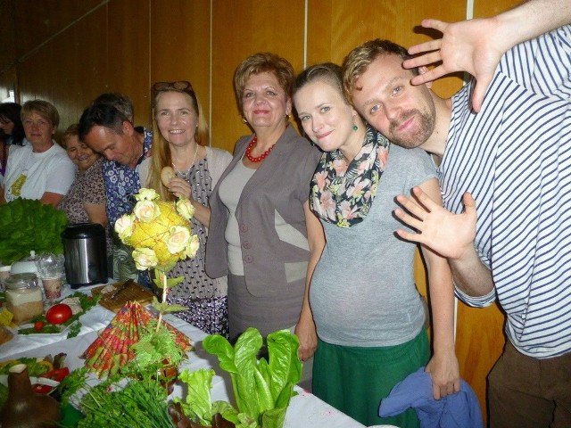 Aktorzy grający w serialu "Ranczo" z uczestniczkami festiwalu, które w Przysieku zaprezentowały kulinarne cuda