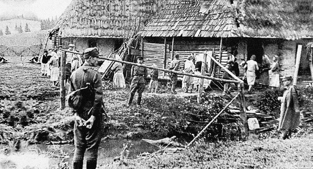 Żołnierze KBW podczas wysiedleń ludności ukraińskiej w ramach akcji „Wisła”. 1947 r.