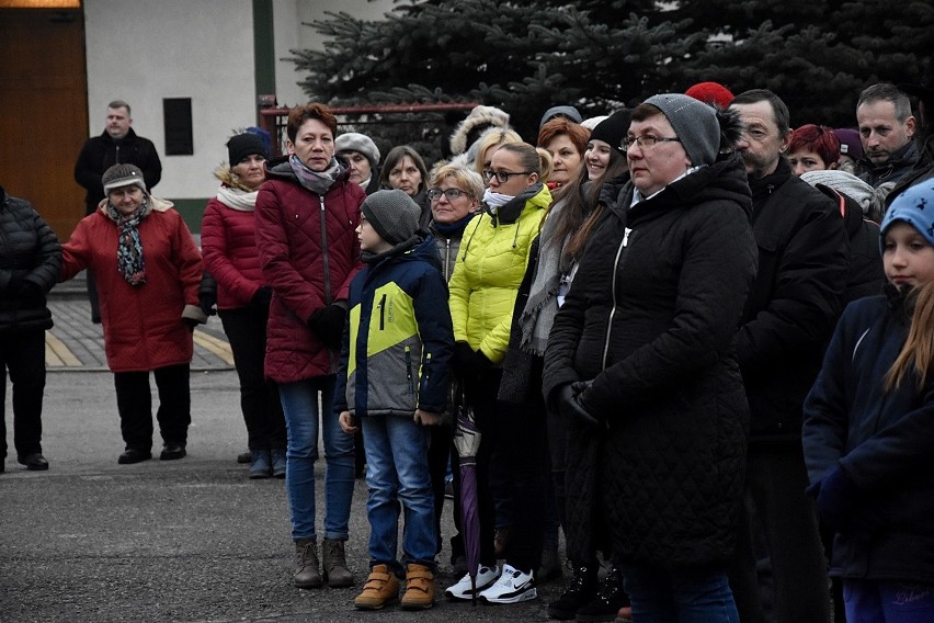 Uście Gorlickie. Misterium Męki Pańskiej - wierni przeszli z modlitwą sprzed kościoła parafialnego przez centrum miejscowości [ZDJĘCIA]