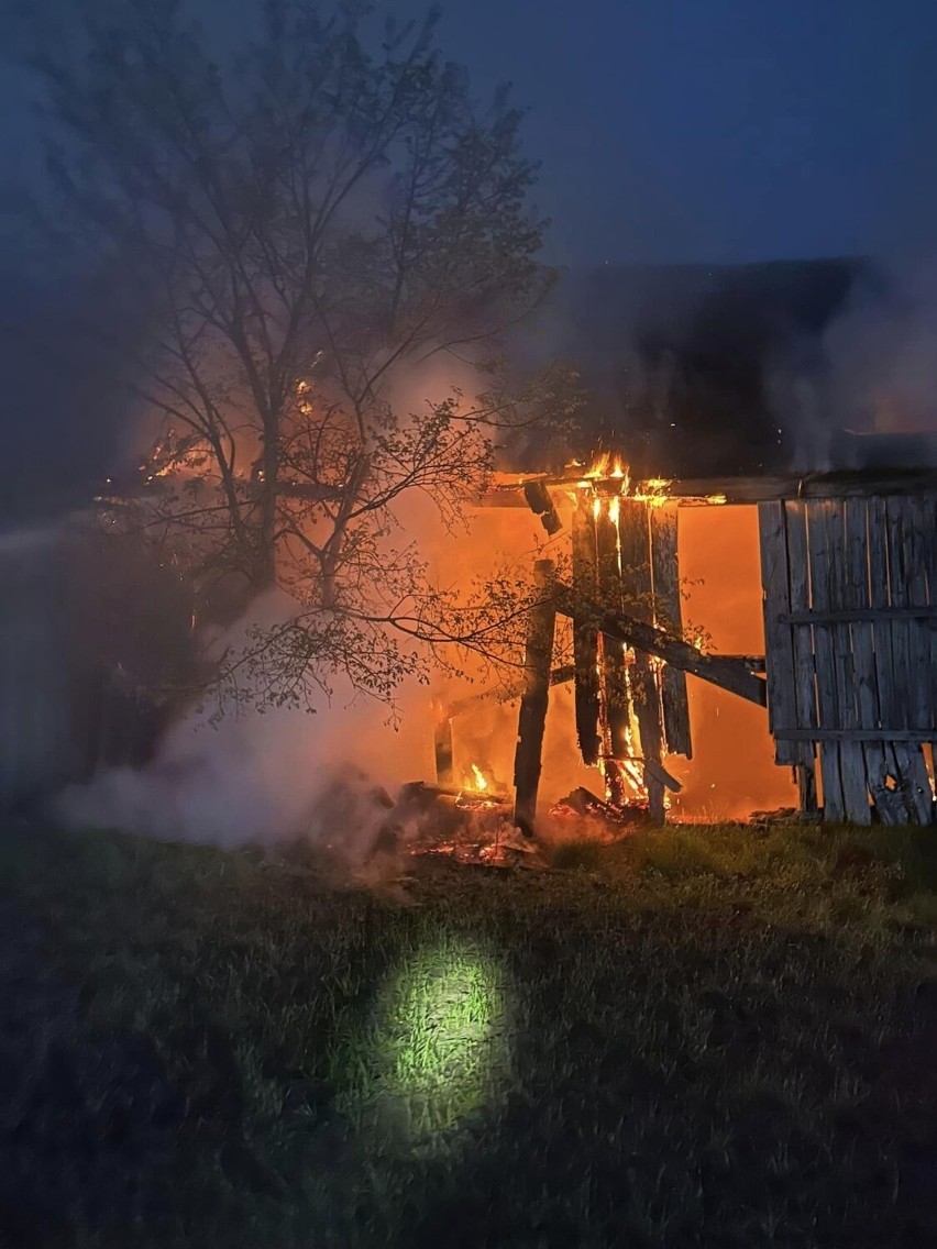 Pożar drewnianej stodoły w Wielkopolsce. Gasiło go 6 zastępów straży. Zobacz zdjęcia