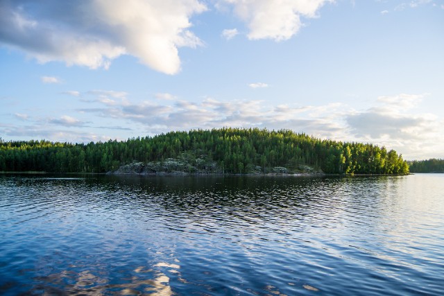 Finowie pochwalili się stworzeniem pierwszej na świecie strefy bez smartfonów. Piękna wyspa wydaje się idealnym miejscem na cyfrowy detoks, niestety jest pewien haczyk. Co rzeczywiście wolno, a czego nie wolno na wyspie Ulko-Tammio?