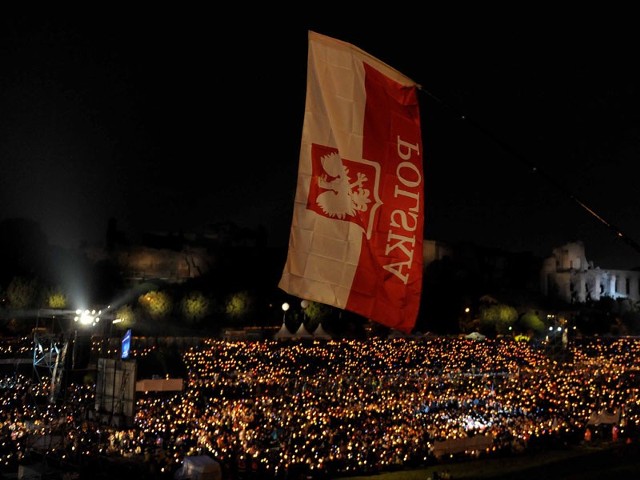 Czuwanie na Circo Massimo w RzymieBlisko 200 tysiecy osób czuwalo w sobote wieczorem na Circo Massimo w Rzymie przed beatyfikacja Jana Pawla II.