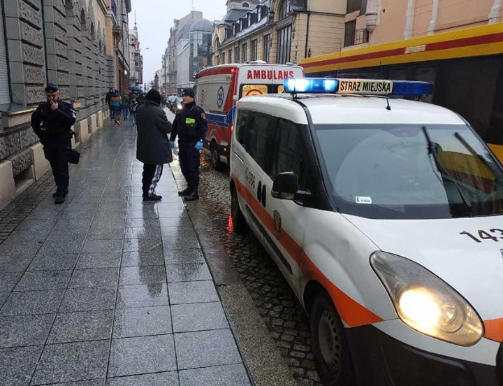 Bójka w centrum Łodzi. Napastnik ugodził mężczyznę nożem w twarz! 