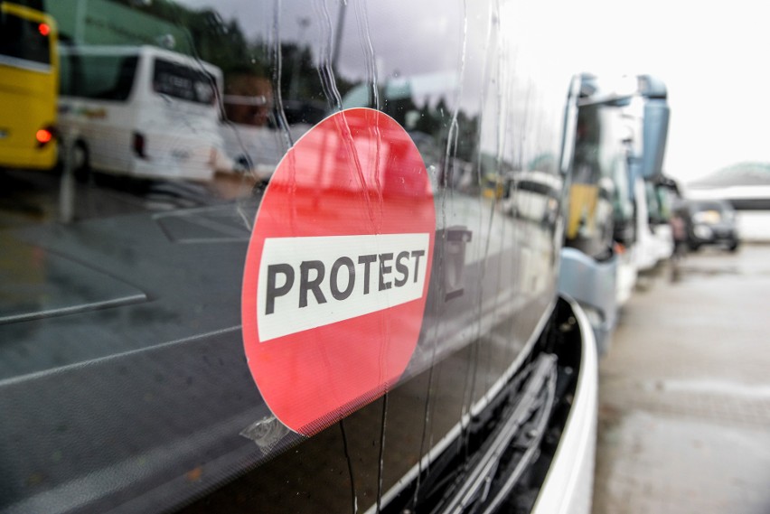 Trójmiasto: Protest przewoźników autokarowych z Pomorza 14.10.2020. Trzy godziny krążyli po Trójmieście, bo ich firmy bankrutują