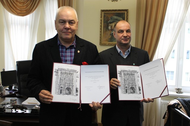 Umowę w imieniu powiatowych organizacji partyjnych podpisali: Maciej Stefański (z lewej) i Artur Kotara.
