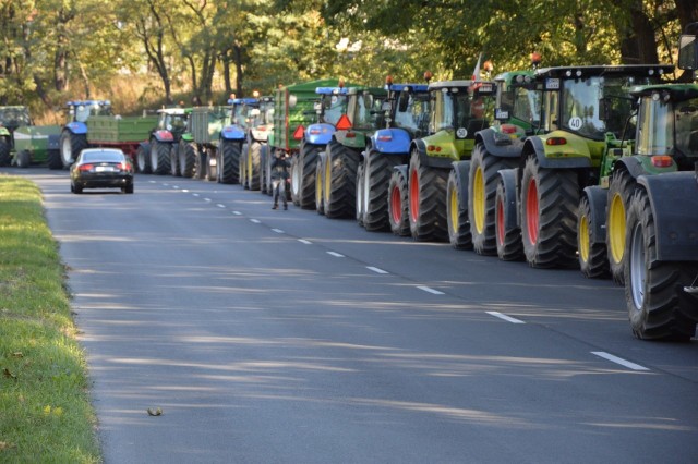 Protest w ramach solidarności z rolnikami zatrzymanymi przez CBŚ. Traktory wróciły na ulice w Szczecinie