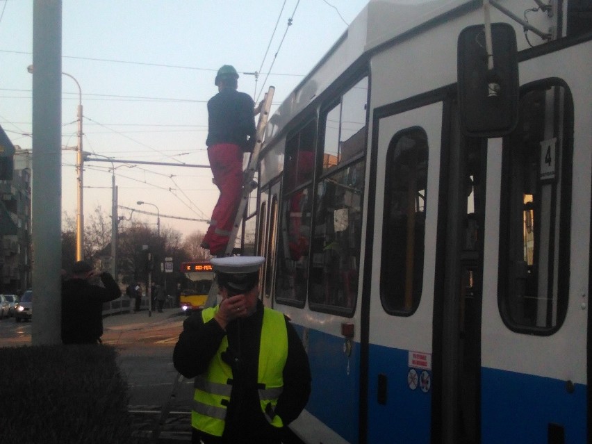 Złamany pantograf w tramwaju linii 15 na Kazimierza...