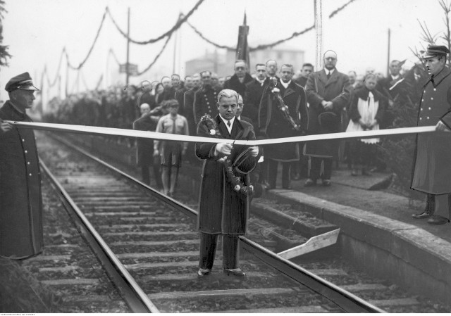 Otwarcie linii kolejowej z Rybnika do Żor w 1936 roku! Minister komunikacji Juliusz Ulrych przecina symboliczną wstęgę podczas uroczystości w Gotartowicach.