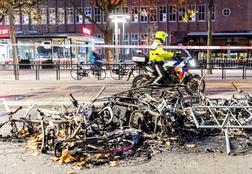 Holandia: Zamieszki w Rotterdamie. Policja strzelała do protestujących przeciwko obostrzeniom, są ranni [ZDJĘCIA]