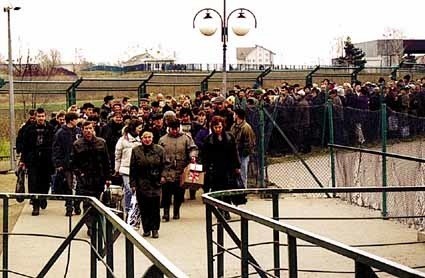 Piesze przejście graniczne w Medyce w październiku 2002...