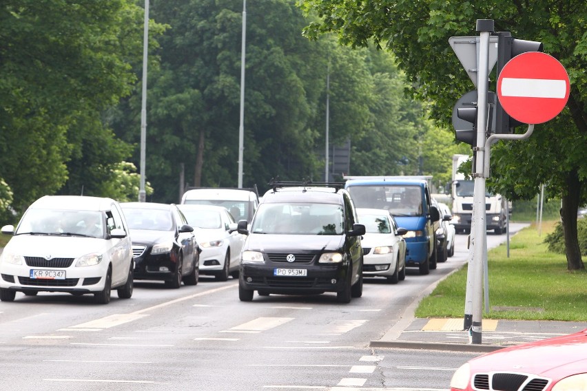 Kierowcy narzekają na duże korki przy rondzie Starołęka