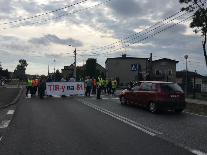 Protest na DK78 w Mierzęcicach: mieszkańcy blokowali drogę....