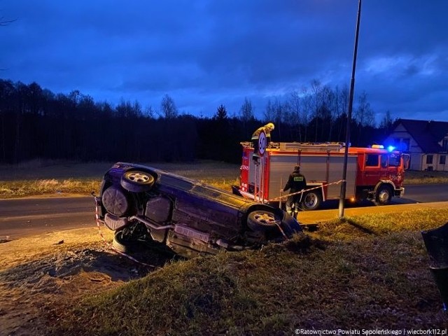 Dziś po godz. 6 na ul. Sienkiewicza w Kamieniu Krajeńskim zderzyły się dwa samochody osobowe: renault i opel. - Doszło do wymuszenia pierwszeństwa przez kierowcę wyjeżdżającego z ul. Sienkiewicza na ul. Dworcową - mówi kpt. Krzysztof Brzozowski z PSP w Sępólnie Krajeńskim.Do szpitala zostały przetransportowane dwie kobiety, mieszkanki Kamienia Krajeńskiego.