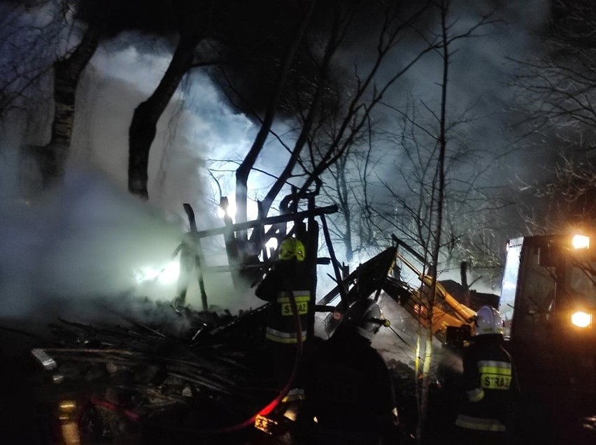 Łosiniany. Duży pożar budynków gospodarczych blisko granicy z Białorusią. Strażakom pomagali żołnierze [ZDJĘCIA]  