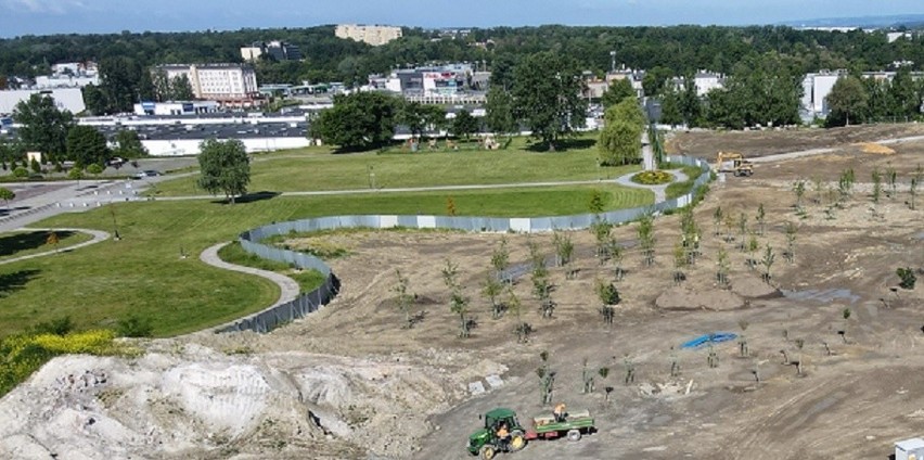 Kraków. Budowa Trasy Łagiewnickiej: jeżdżą już w tunelach, nad nimi sadzą drzewa [ZDJĘCIA]