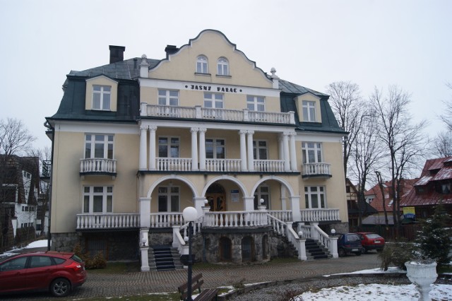 Dom Wczasowy "Jasny Pałac". Choć mieści się zaledwie 400 m od Krupówek goście nie chcą w nim mieszkać