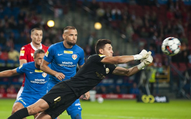 2 września 2022, stadion Wisły Kraków. Bramkarz Puszczy Krzysztof Wróblewski podczas wygranego 3:2 meczu z Wisłą